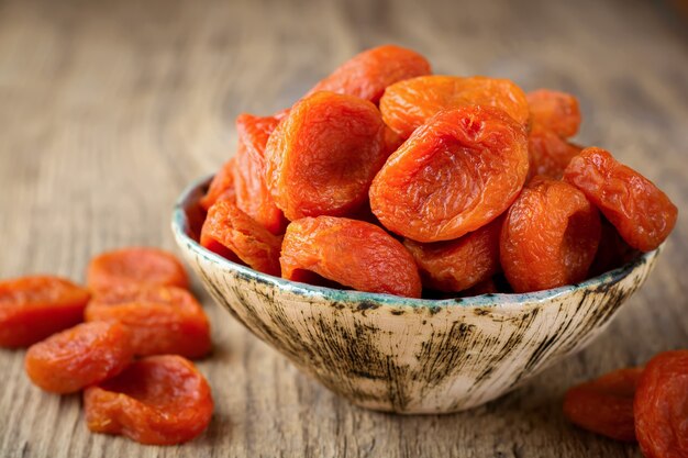 20230802031035__fpdl.in__abricots-secs-dans-bol-bambou-vieux-bois-fruits-secs-sains_253362-2343_normal.jpg
